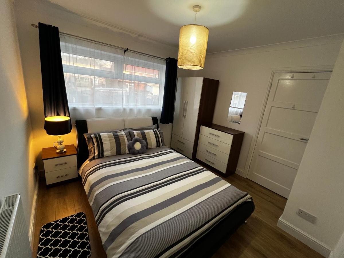 Springfield House- Near Newcastle Centre, Hospital And Keele University! Stoke-on-Trent Buitenkant foto
